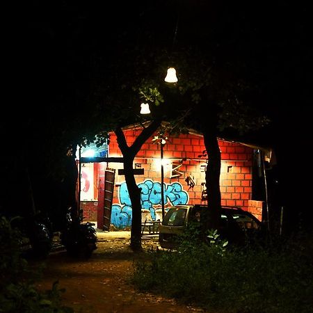 Bricks And Bamboo Hostel Анжуна Экстерьер фото