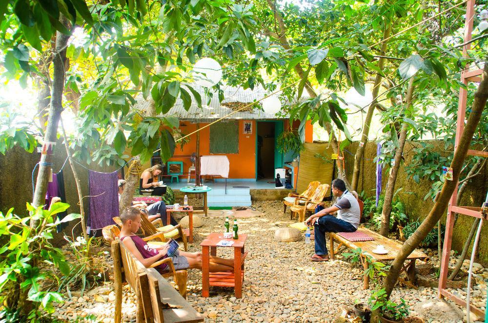 Bricks And Bamboo Hostel Анжуна Экстерьер фото