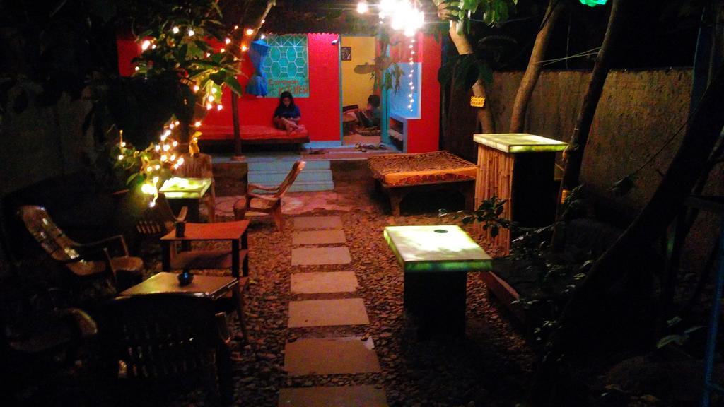 Bricks And Bamboo Hostel Анжуна Экстерьер фото