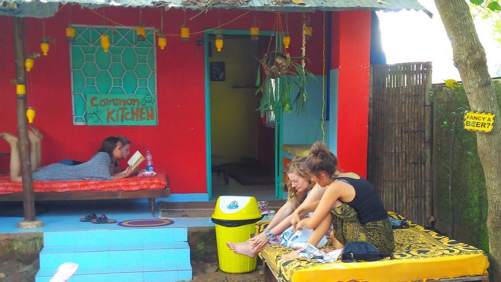 Bricks And Bamboo Hostel Анжуна Экстерьер фото