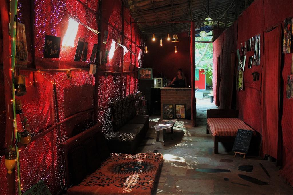 Bricks And Bamboo Hostel Анжуна Экстерьер фото