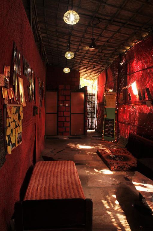 Bricks And Bamboo Hostel Анжуна Экстерьер фото