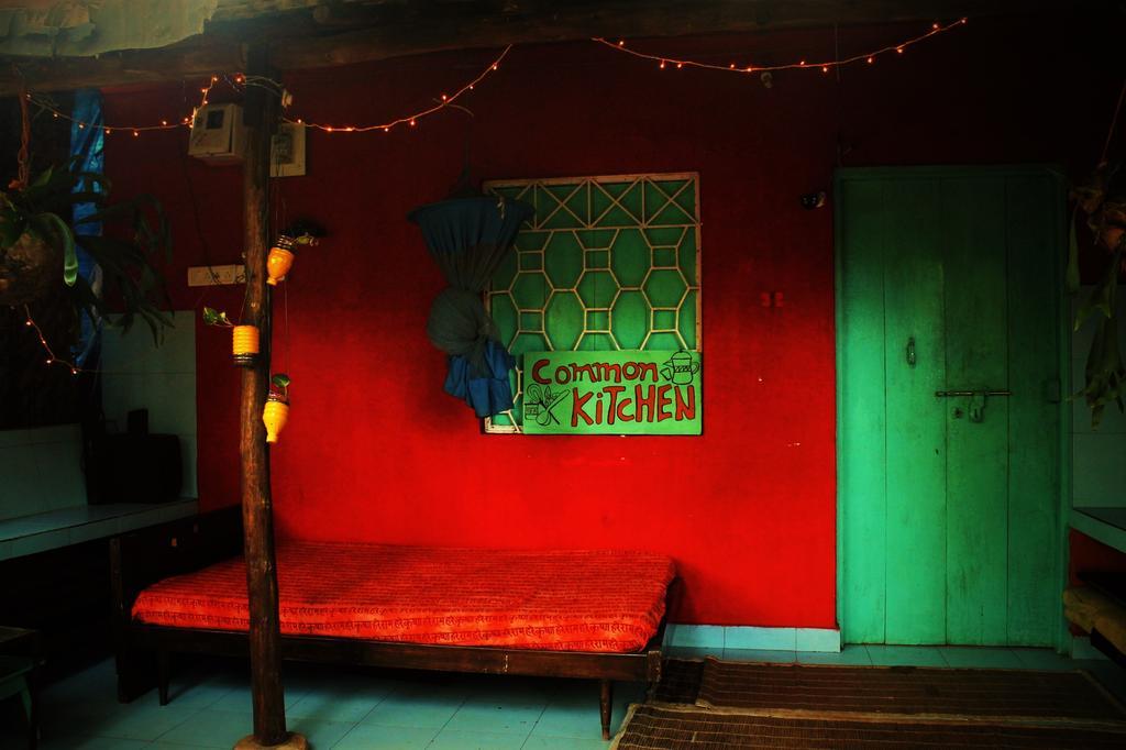 Bricks And Bamboo Hostel Анжуна Экстерьер фото