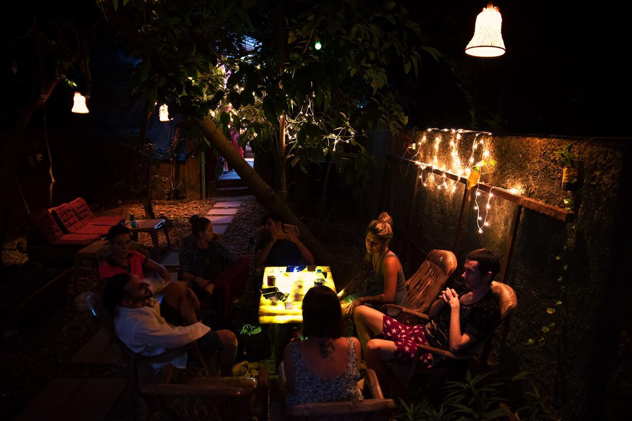 Bricks And Bamboo Hostel Анжуна Экстерьер фото