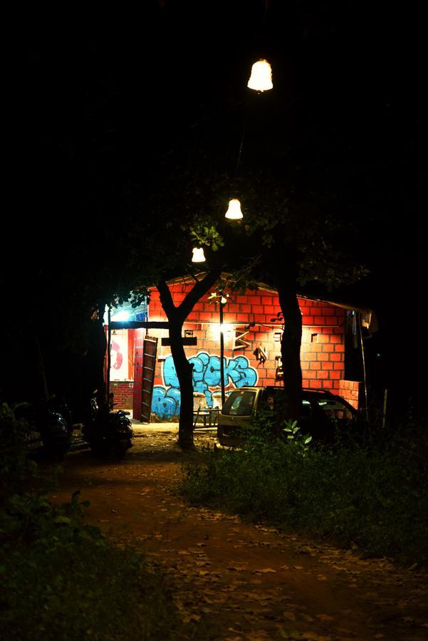 Bricks And Bamboo Hostel Анжуна Экстерьер фото